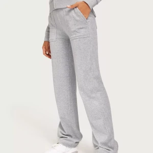 Juicy couture byxor - Säljer mina gråa juicy byxor. Dom kommer inte längre till användning och är ganska använda men i helt skick. Säljer billigt då jag vill bli av med dom💕