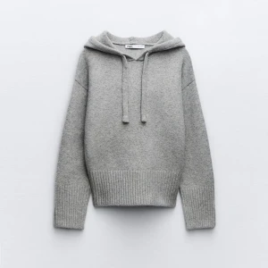 Zara stickad hoodie - Säljer en helt ny med lapp kvar, hjälper min kompis att sälja💗Den är slutsåld o populär