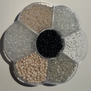 Färger på pärlor ✨ - Här är färgerna man kan välja bland just nu! Skriv gärna vilka ni vill ha. Kolla andra inlägg för exempel på blomarmband.  Gåva vid köp 🕺