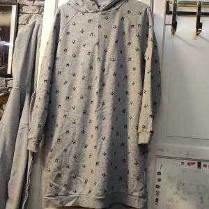 Lång grå oversized hoodie - Lång hoodie, typ som en klänning. Har ugglor tryckta på sig.