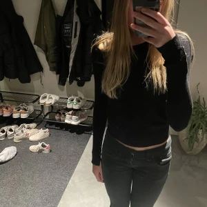 Zara tröjs - Säljer denna fina stickade baströjan från zara. Den är svart och väldigt skön! Säljer då den inte har kommit till användning på ett tag.💕 Den har ett litet hål på ena sidan vid handleden men hålet syns bara om man spänner ut tröjan!
