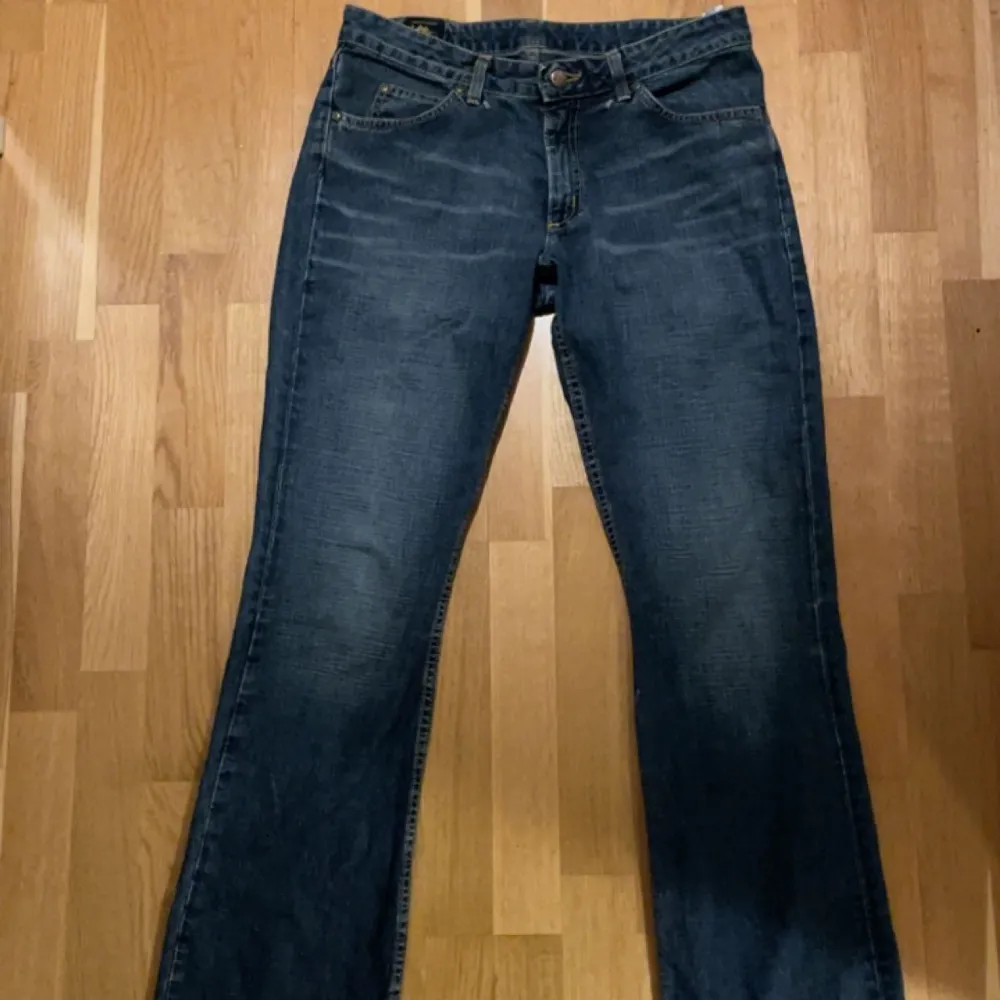 Jag säljer mina fina Lee Jeans som är i ett mycket bra skick. De är i storleken 30x33 och är lågmidjade. Stilen på byxorna är flare/bootcut.Jag säljer pågrund av för stor storlek! Skriv om ni har några frågor💗. Jeans & Byxor.