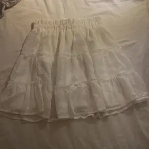 En gullig kjol med under tyg💗 Ganska använda men inte sliten alls💗💗