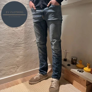 Nudie Jeans - Ett par feta blå slim jeans från nudie i modellen Lean Dean som passar riktigt bra nu till vintern. De har använts varsamt och är i mycket gott skick. Storlek 32/32, modellen på bilden är 181 och väger 71kg. Nypris 1600 - vårt pris 445