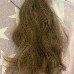 Syntetiskt löshår  - Säljer nu denna fina syntetiska hästsvansen! Den är i bra skick och lätt att kamma ut! 