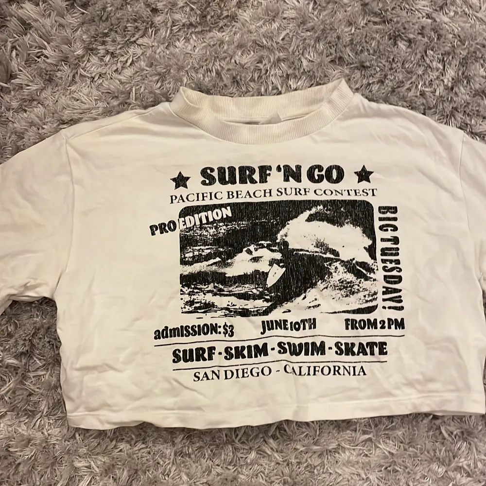 Säljer min surf Babytee pga inte kommer till andvändning. . T-shirts.