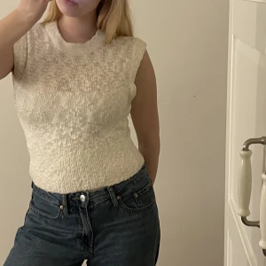 Stickad väst - Vit stickad väst från gina!