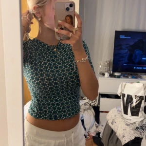 topp - (Postar massvis med annonser för den fria frakten, kommer skriva detaljer så fort jag kan)