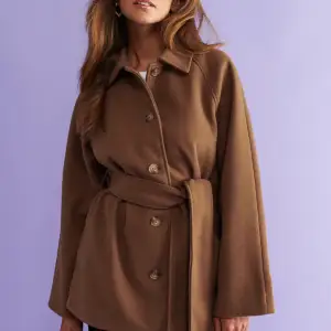  Stilfull kort brun kappa, XS, Gina Tricot. Elegant design, värmande och sofistikerad. Pris 400 kr (600 kr butik). Uppgradera din garderob idag!
