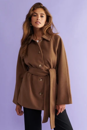 Kort brun kappa -  Stilfull kort brun kappa, XS, Gina Tricot. Elegant design, värmande och sofistikerad. Pris 400 kr (600 kr butik). Uppgradera din garderob idag!