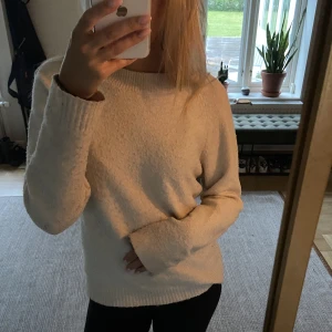 Stickad tröja - Säljer denna beigea stickade tröja från Vero Moda. Nypris 250kr