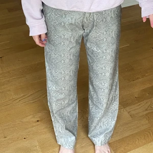 Ormbyxor - Något slitna på rumpan:/ tjejen på bilden är 167 cm lång 