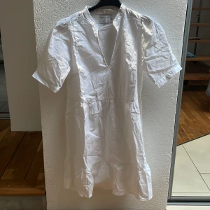 Vit klänning - Aldrig använd! Är medellång klänning. 