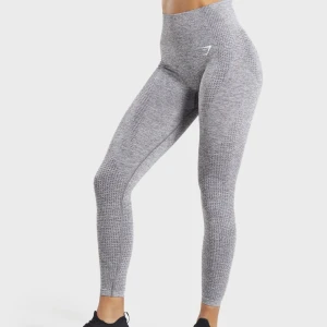 Vital Seamless Tights Grey - storlek M - Gråa gymshark tights, vital Seamless. Storlek M. Anvönda ett fåtal gånger. Finns matchande sport bh i annat inlägg. Mycket bra skick. Squatproof. 