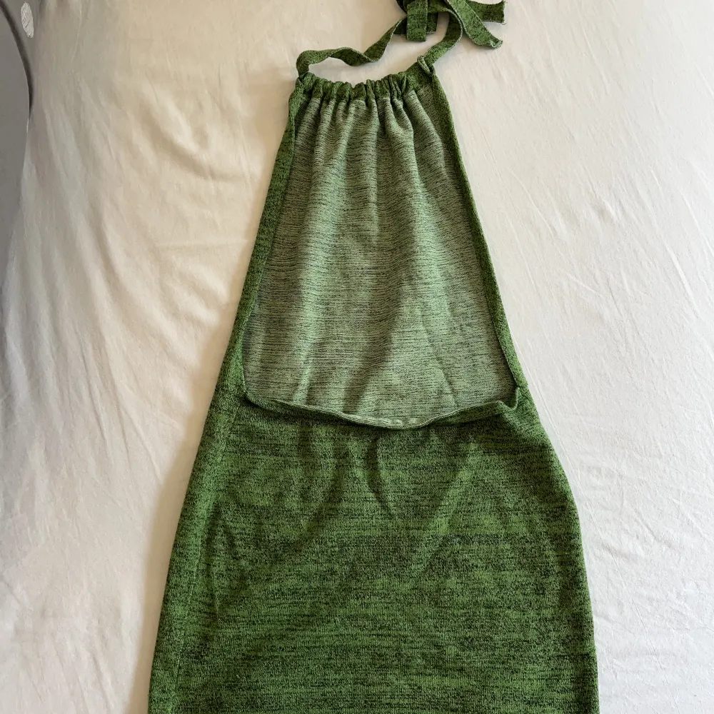 En grön halterneck klänning som jag ofta använt som en coverup utomlands. Jättesnygg men kommer inte till användning längre. . Klänningar.