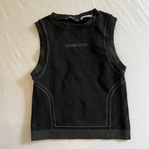 Croppad top med små hål - En snygg croppad topp med små hål på sidorna. Skitsnygg verkligen men kommer inte till användning. Köpt på new yorker i storlek XS, passar också S