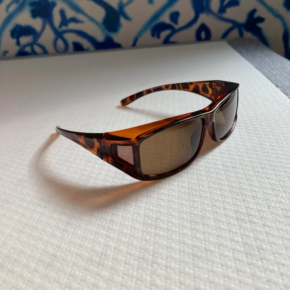 Jättefina sol glasögon med leopardmönster på sidorna. Accessoarer.