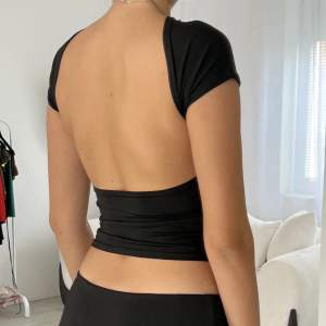 Cool svart t-shirt med öppen rygg 😁Strl S men i ett stretchigt material! Aldrig använd