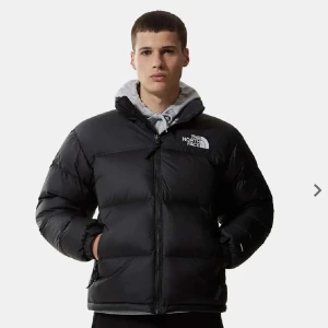 Jacka the noth face - Men’s 1996 Retro Nuptse Jacket Helt ny, inga skador Storlek: s ( s herr, m dam ) Nypris: 3.700kr vårat pris: Inte under 1000kr Skriv för bilder eller frågor!❤️🤝
