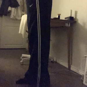 Lowwaist trackpants  - Lågmidjade mjukisbyxor från Nike