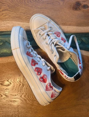 Converse x Play limited edition - Converse x Play limited edition skor i strl 39. De är i fint skick förutom att lite röd färg har släppt. Om det är många intresserade så blir det budgivning. Klicka alltså inte på köp nu💕Nypris ca 1800kr