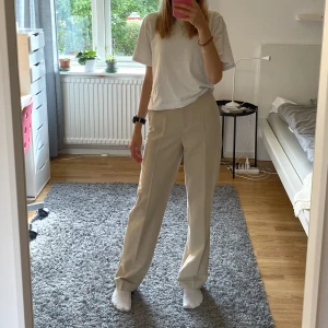 Kostymbyxor  - Beiga kostymbyxor från hm som tyvärr blivit försmå i midjan för mig, strl 32💕