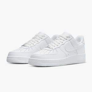 Nike Air Force 1 Bra skick, helt nya, inga skador eller creas skador och nästan helt vita. Storlek: 38 men passar också 37 samt 38,5. Nypris: 1.400kr vårat pris: Inte under 900 Skriv för fler bilder eller frågor!👍😊