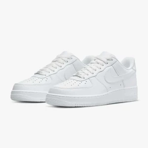Skor - Nike Air Force 1 Bra skick, helt nya, inga skador eller creas skador och nästan helt vita. Storlek: 38 men passar också 37 samt 38,5. Nypris: 1.400kr vårat pris: Inte under 900 Skriv för fler bilder eller frågor!👍😊