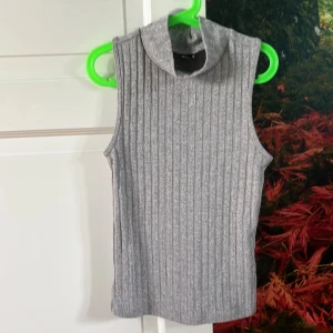 Grå stickad linné 🩶 - Säljer mitt gråa stickade linne från Gina. ALDRIG använd och som gått som ny. Kostar 45kr men går att diskutera. 🩶