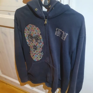 Rhinestone ziphoodie  - Säljer denna feta bvaldi ziphoodien för bra pris. Modellen är bank robber. De är liteeee blek på framsidan men syns inte så mycket. Och de är bara att höra av sig för mer info eller bilder