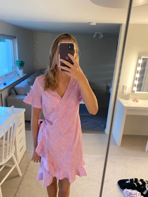 Rosa klänning! - Super söt, rosa-prickig klänning med volang och knyte i sidan!