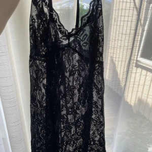 Nattlinne - Säljer detta otroligt fina spets nattlinne med många fina detaljer! Säljer pga har för många🤍