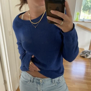 Stickad tröja - Mörkblå stickad tröja från vila i storlek s💖 (det är spegeln som är lite smutsig inte tröjan)