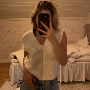 Stickad väst - Stickad tröja/väst från h&m som aldrig är använd utan endast testad. Går att stajla på så många olika vis och är perfekt nu till hösten. Storlek xs🤍 säljer för 100kr + frakt 