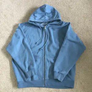 Brandy Melville Christy hoodie ljusblå oversized. Fint skick utan skador och tydliga täcken på användning 