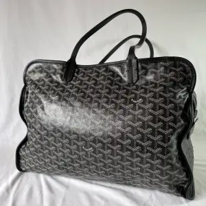 Goyard inspirerad Hardy PM väska i svart skin och canvas i bästa kvalité med tillhörande pouch.   Bredd: 5cm  Höjd: 30cm Längd: 40cm