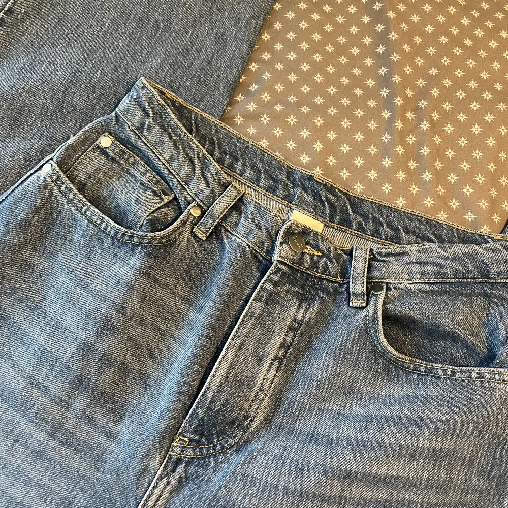 Blå a-dsgn jeans i storlek medium. Sparsamt använda och sitter superbra. . Jeans & Byxor.