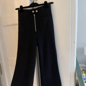 Kostymbyxor Bikbok - Superstretchiga kostymbyxor med framfickor! i bra skick🥰XS men passar även S