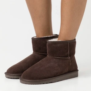 Skor - Vinterskor endast använd en halv vinter (förra vintern) köpt på Zalando för 439:-. Mycket fint kan skicka fler bilder om de önskas 🥰 har inte något äkta ull eller mocka. Mörkbrunfärg i storlek 38.