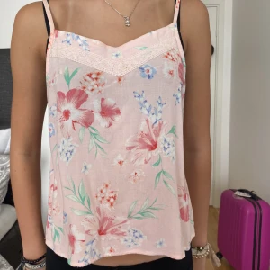 Blus - Gullig luftig blus i bra skick. Banden är justerbara💗