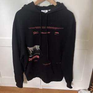 Hoodie - Hoodie med tryck där fram, inte jätte tjockt material vilket är skönt