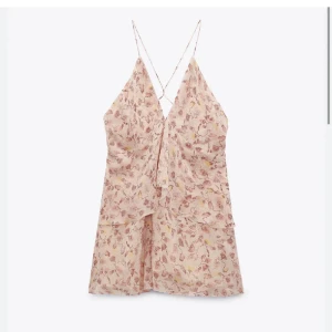 Zara klänning  - Jätte jätte fin zara klänning som knappt är använd, bara några få gånger! Jätte bra skick 💕 passar mig som vanligtvis har S
