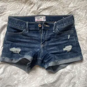 Säljer mina jätte fina mid waist jeans shorts men funkar som low waist. Det är storlek 11-12 men funkar för nån som bär xs.☺️