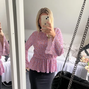 Jättesöt blus - åh sötaste blusen!!!! har tyvärr inte använt den än och prislappen är kvar 