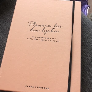 Planeringskalender för att skapa mer fokus i vardagen!  - Planeringskalender/bok som går att skriva i.  • Habit tracker •Reflektion  • Morgon -& kvällsritualer • hjälper dig att nå dina mål!  Helt ny oanvänd bok. Priset går att diskuteras!