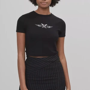 Söt topp  - Kort t-shirt med broderad fjäril. Bra skick och stretchigt tyg. 💓 3 för 2 på ALLT jag säljer! 😗