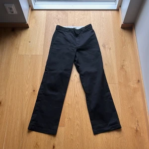 Dickies 874 byxor - Hej, säljer ett par typ oanvända dickies byxor som är i storlek 31/32. Skriv för fler frågor😁