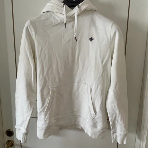 Morris hoodie  - Säljer en gräddvit Morris hoodie i fint skick. Däremot har den någon liten fläck på framsidan men den syns knappt alls. 