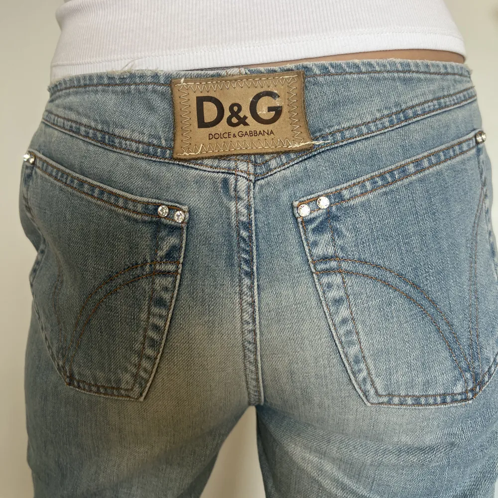 Superfina glittrande äkta Dolce & Gabbana jeans i perfekt skick. Unika detaljer med stenar. Finns tyvärr inget snöre till ”gylfen”. Har använt skosnöre innan och fungerar jättebra. Jag tror det skulle vara perfekt med ett glittrigt snöre till😍 /Linn💘. Jeans & Byxor.