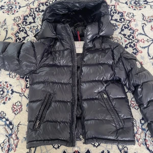 Moncler maya - Äkta moncler maya jacka i färgen midnight navy och storlek Xs passar 150-165 den är använd ungefär 5-7 gånger och i 8/10 skick det är bara hängaren som har gått sönder original pris är ungefär: 12000